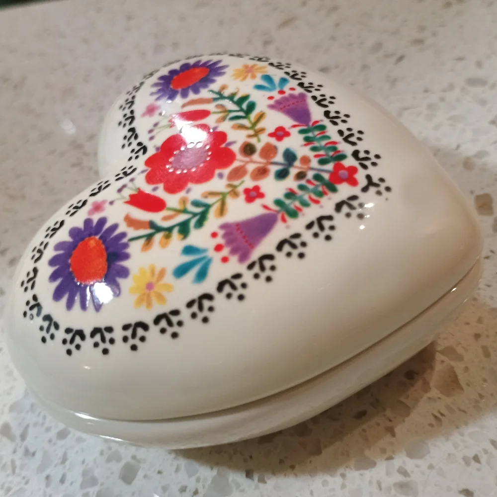 NWT Adorable Natural Life Ceramic Heart Trinket Box